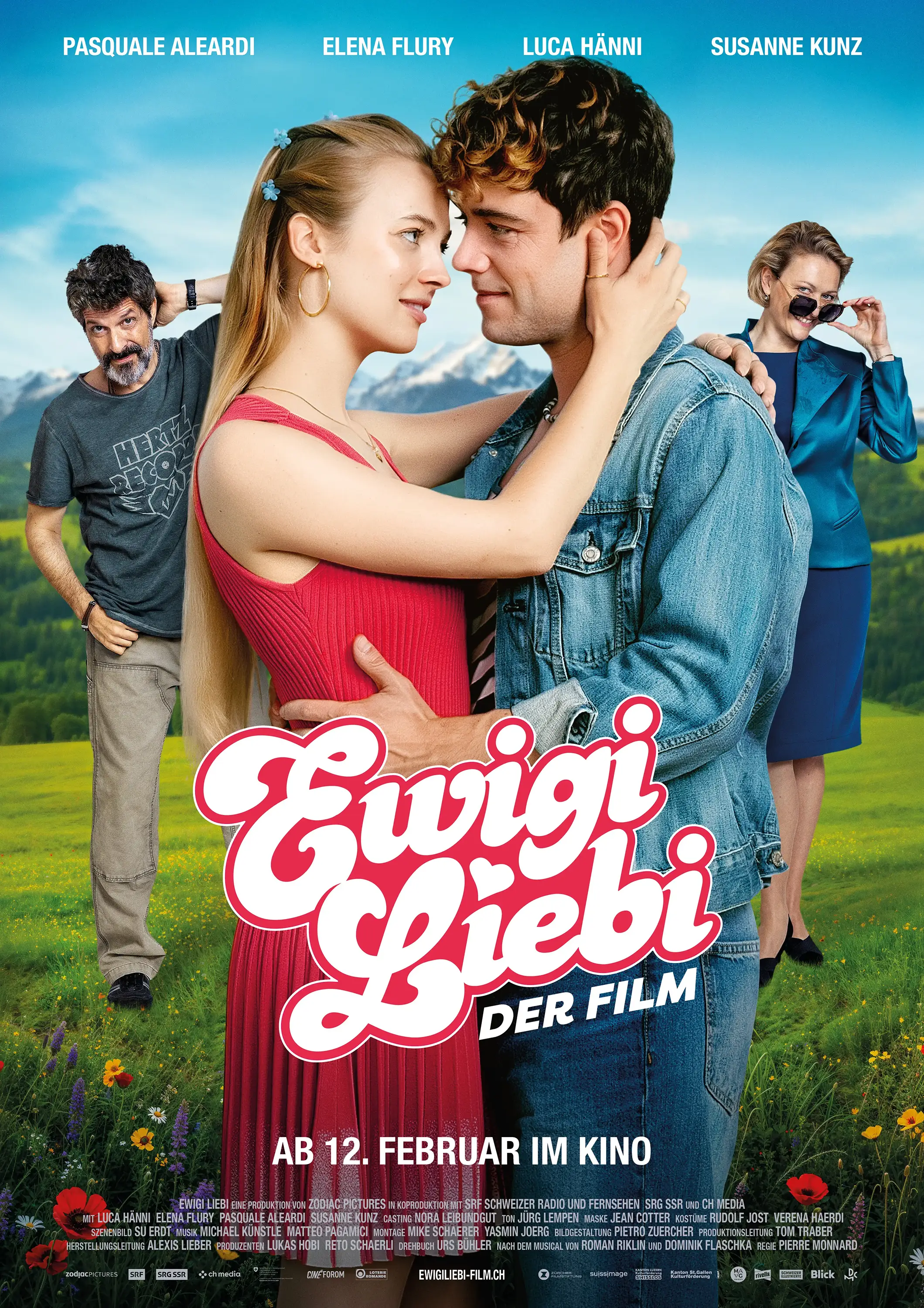 Filmplakat für Ewigi Liebi, das ein sich umarmendes Paar auf einem Feld vor einer Bergkulisse zeigt, mit zwei Personen, die hinter ihnen stehen, und dem Filmtitel in fetten weißen und rosa Buchstaben.
